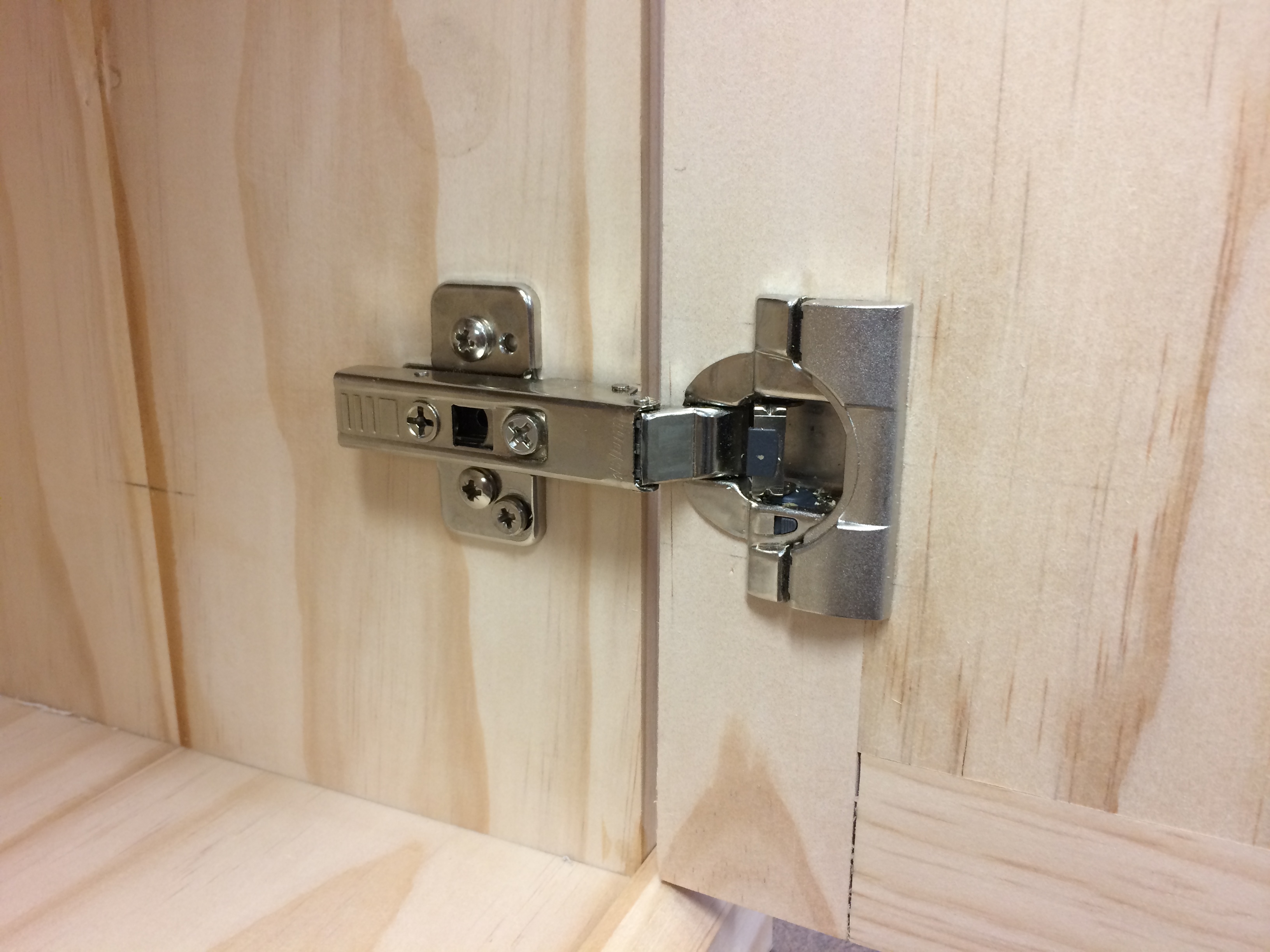 Soft closing hinges