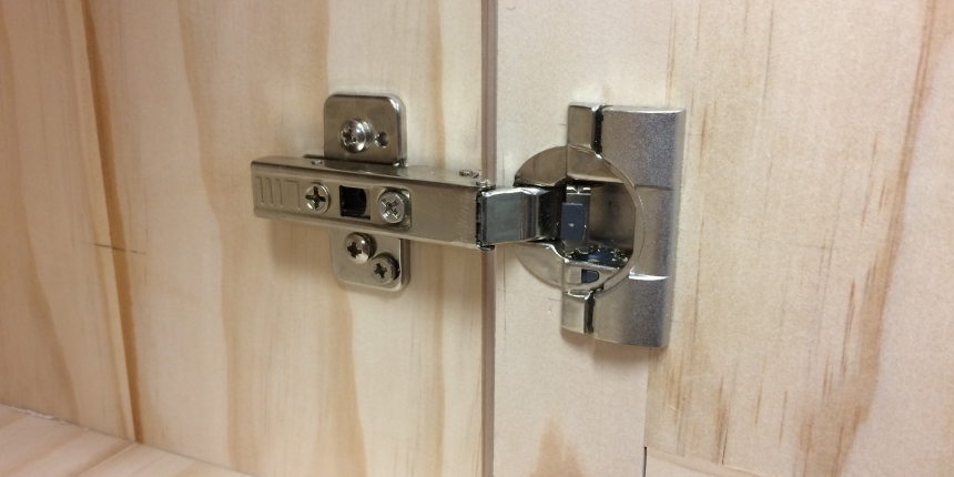 Soft closing hinges