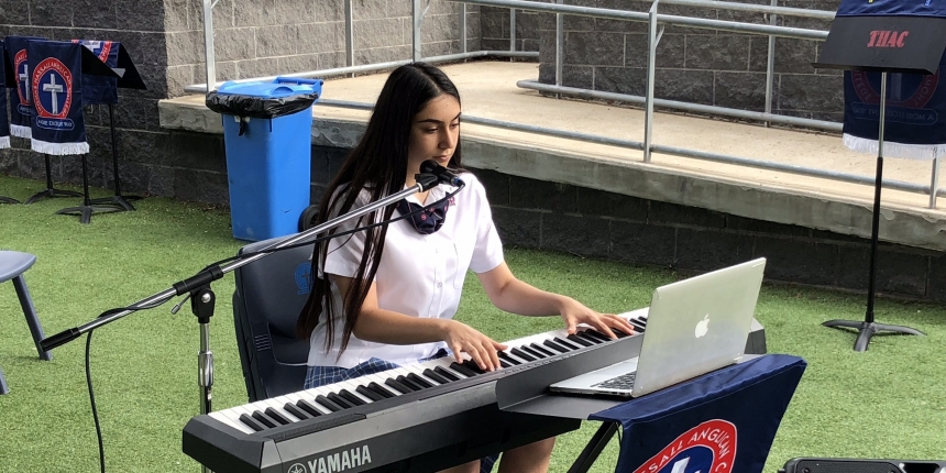 Students musicians perform