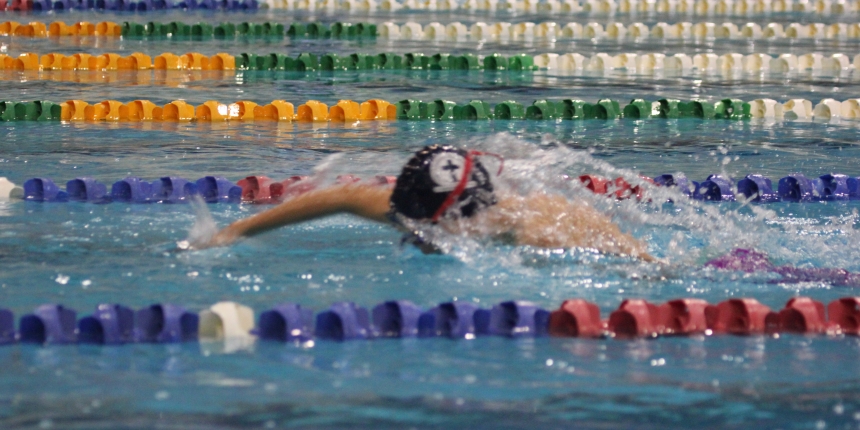 boys swimming relay freestyle